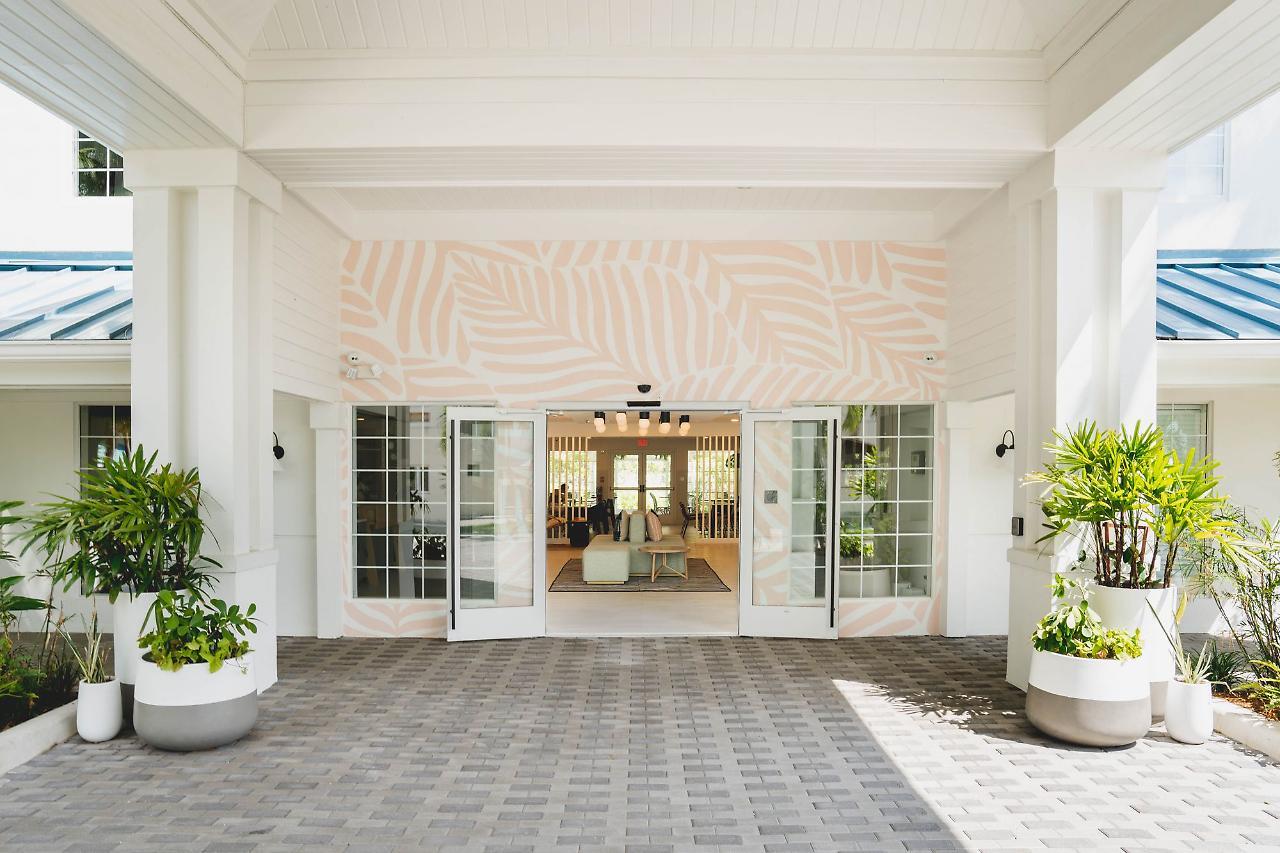 Hampton By Hilton Grand Cayman Seven Mile Beach George Town Extérieur photo