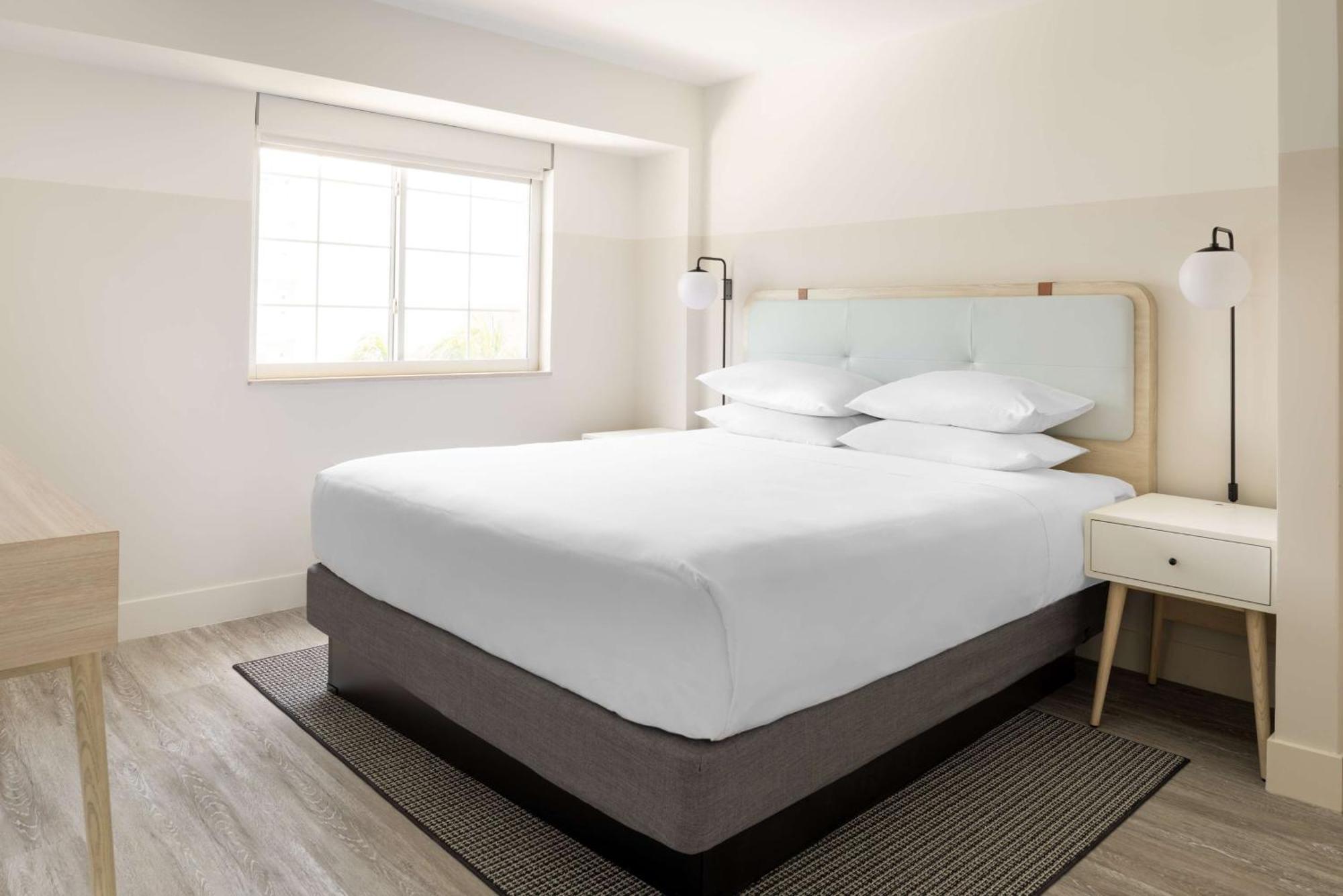 Hampton By Hilton Grand Cayman Seven Mile Beach George Town Extérieur photo