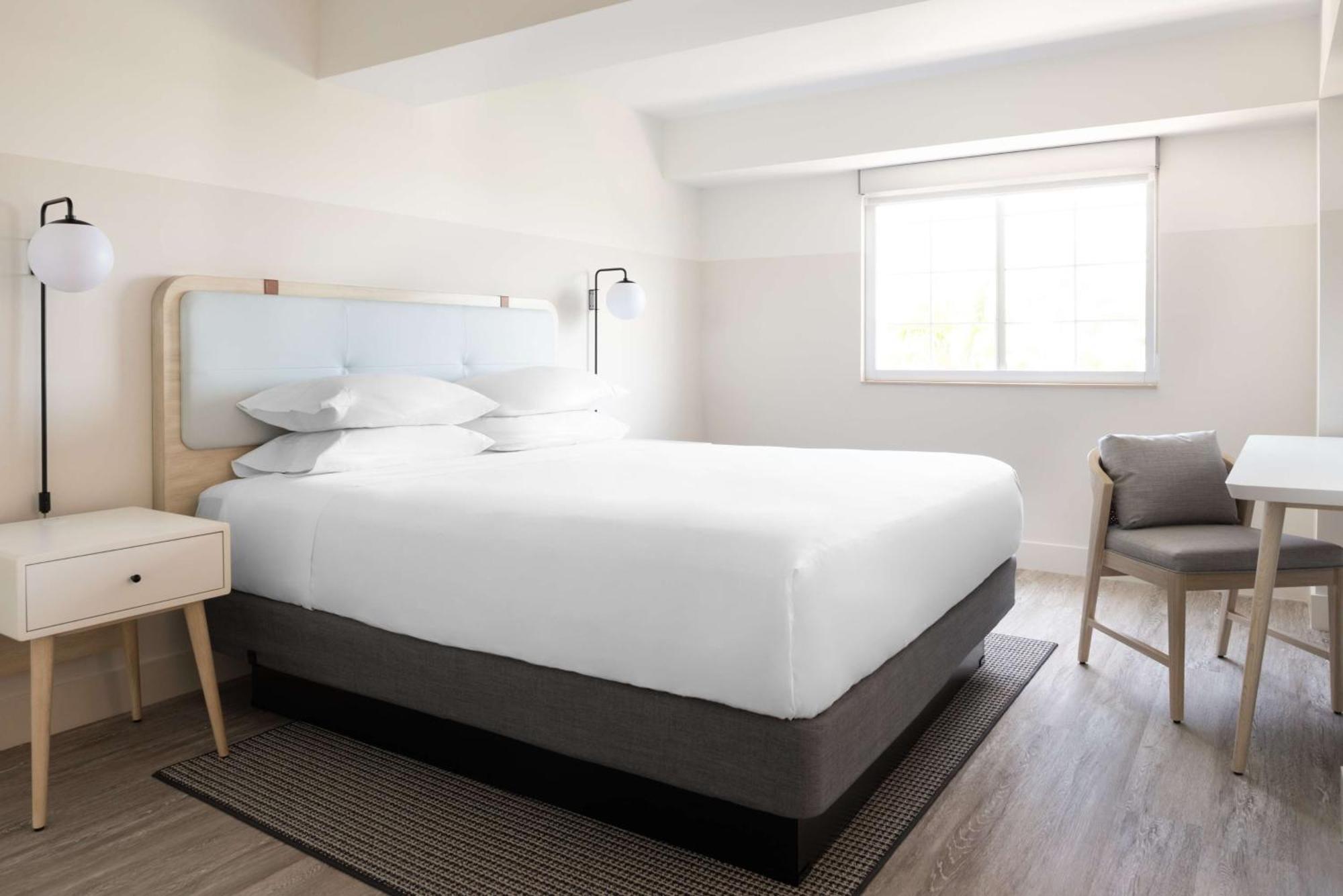 Hampton By Hilton Grand Cayman Seven Mile Beach George Town Extérieur photo