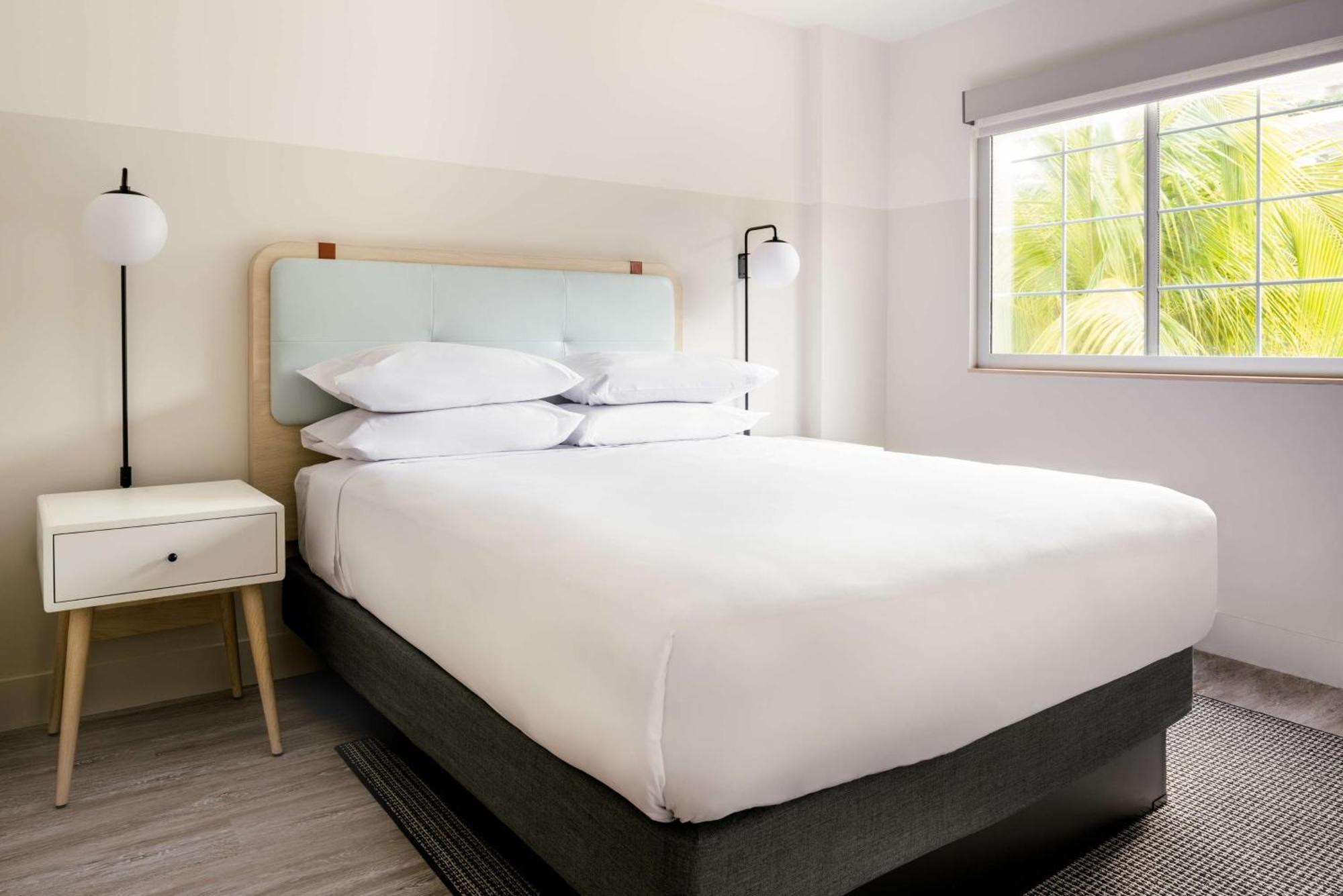 Hampton By Hilton Grand Cayman Seven Mile Beach George Town Extérieur photo