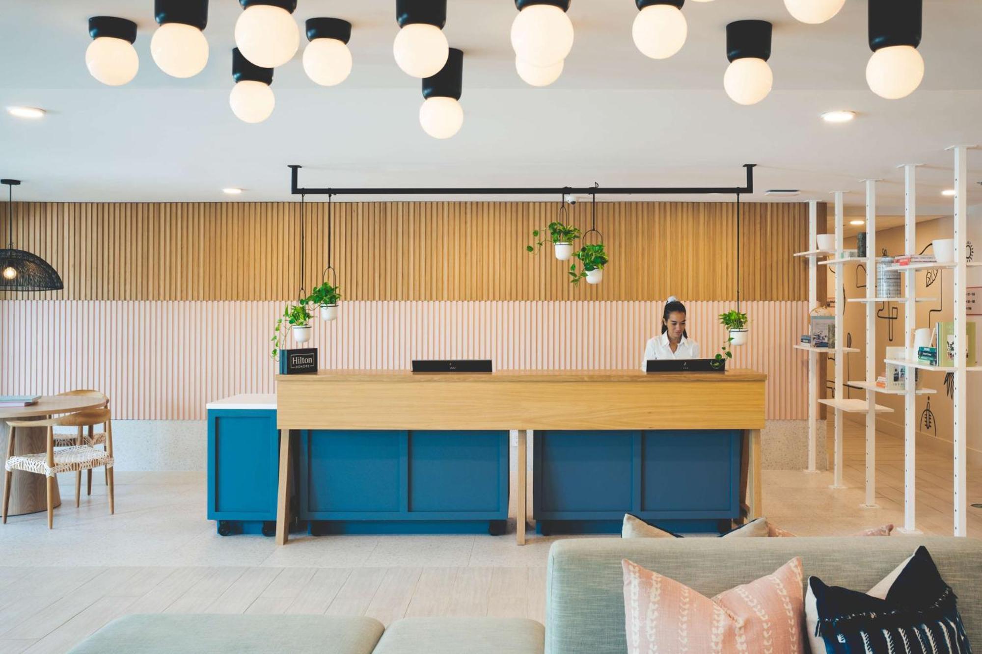 Hampton By Hilton Grand Cayman Seven Mile Beach George Town Extérieur photo